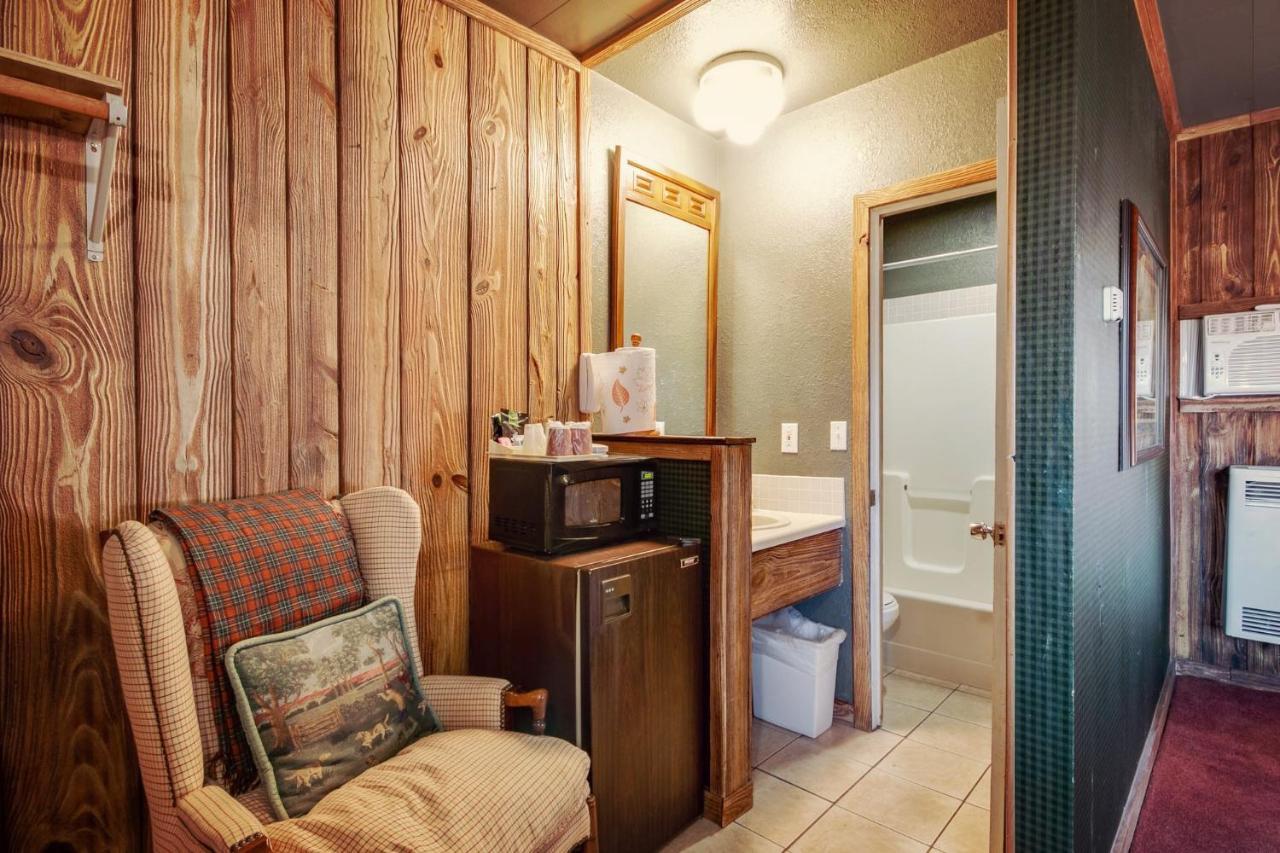 Simmer Motel Wamego Exterior photo