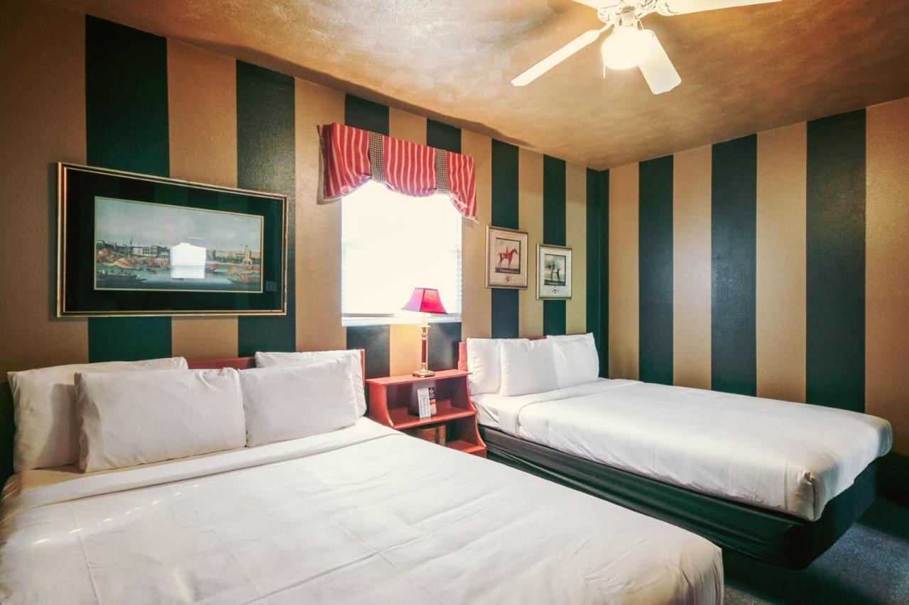 Simmer Motel Wamego Exterior photo