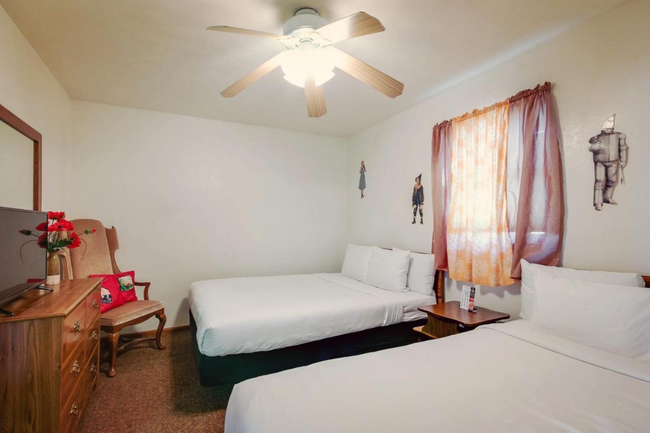 Simmer Motel Wamego Exterior photo